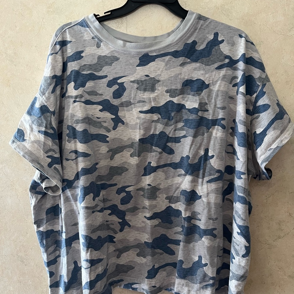 Old Navy Gray and Blue Camo Short Sleeve Tee